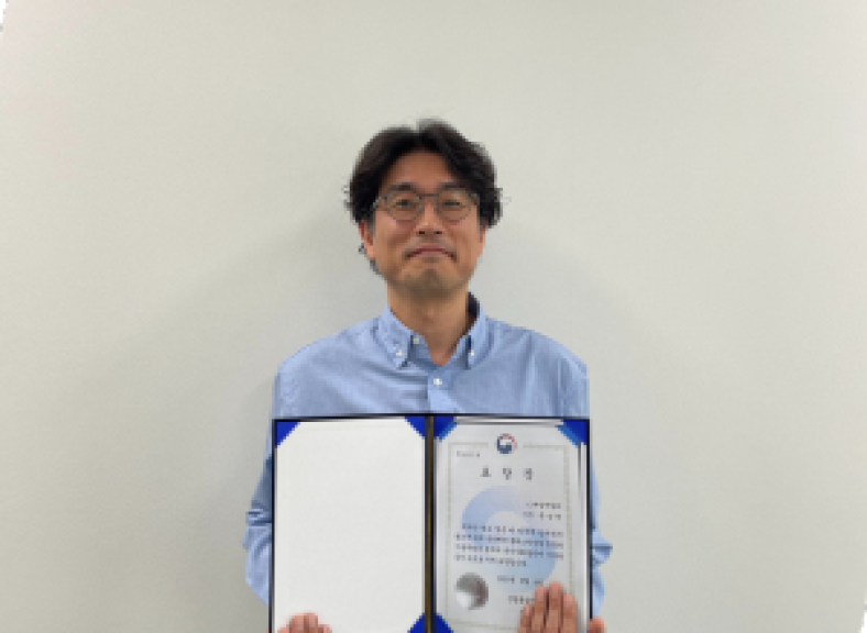 Simon Moon Receives Prestigious Merit Award